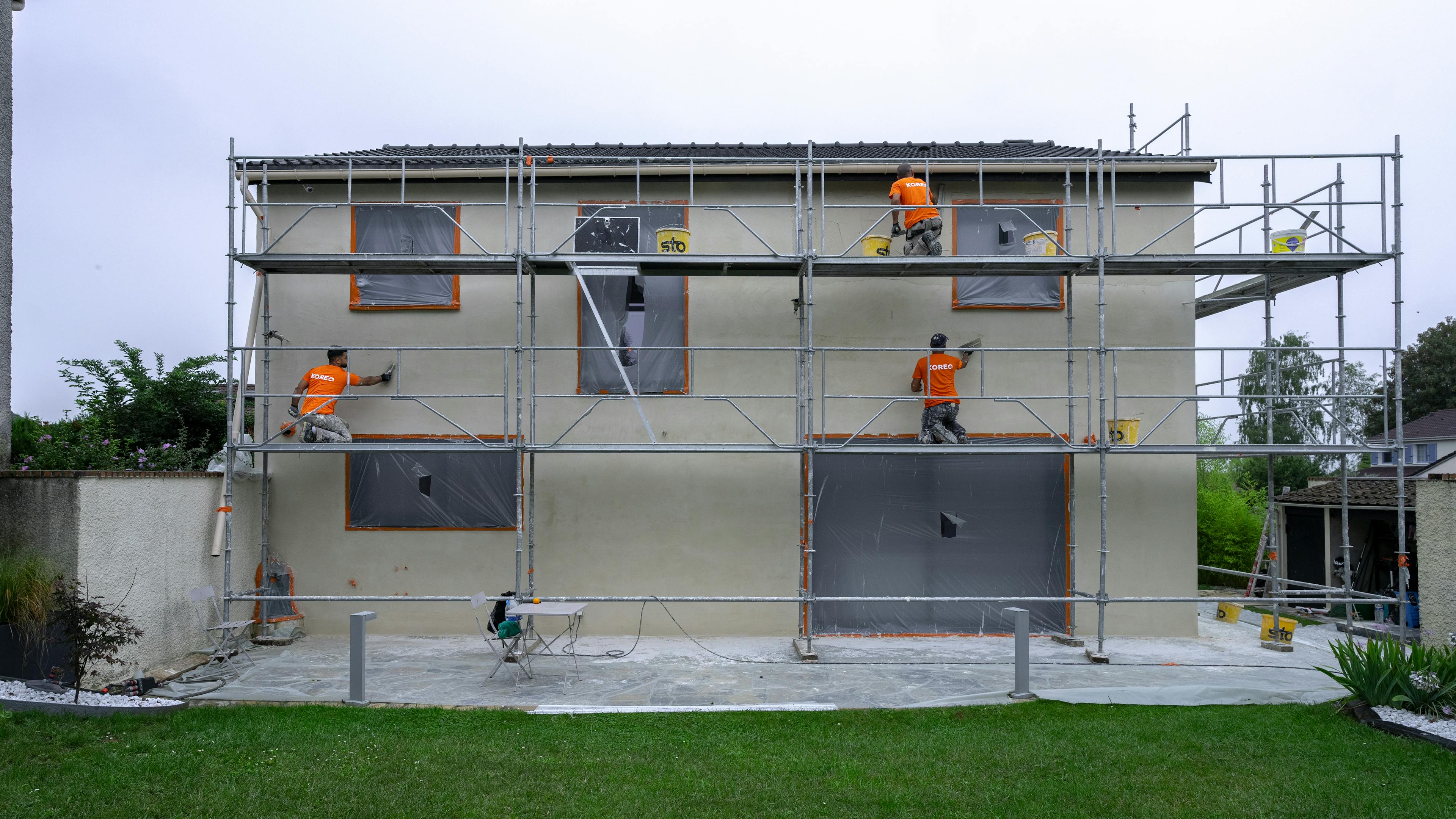 Equipes de façadiers sur le mur extérieur