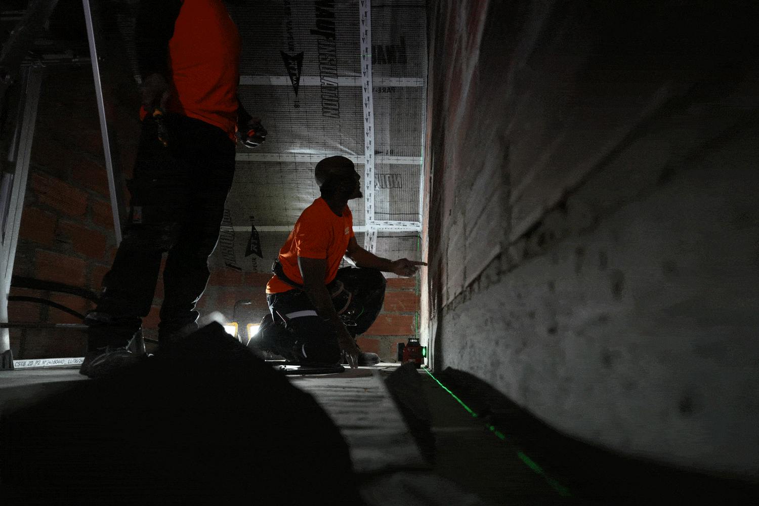 Technicien Koréo mesurant les combles avant des travaux d'isolation