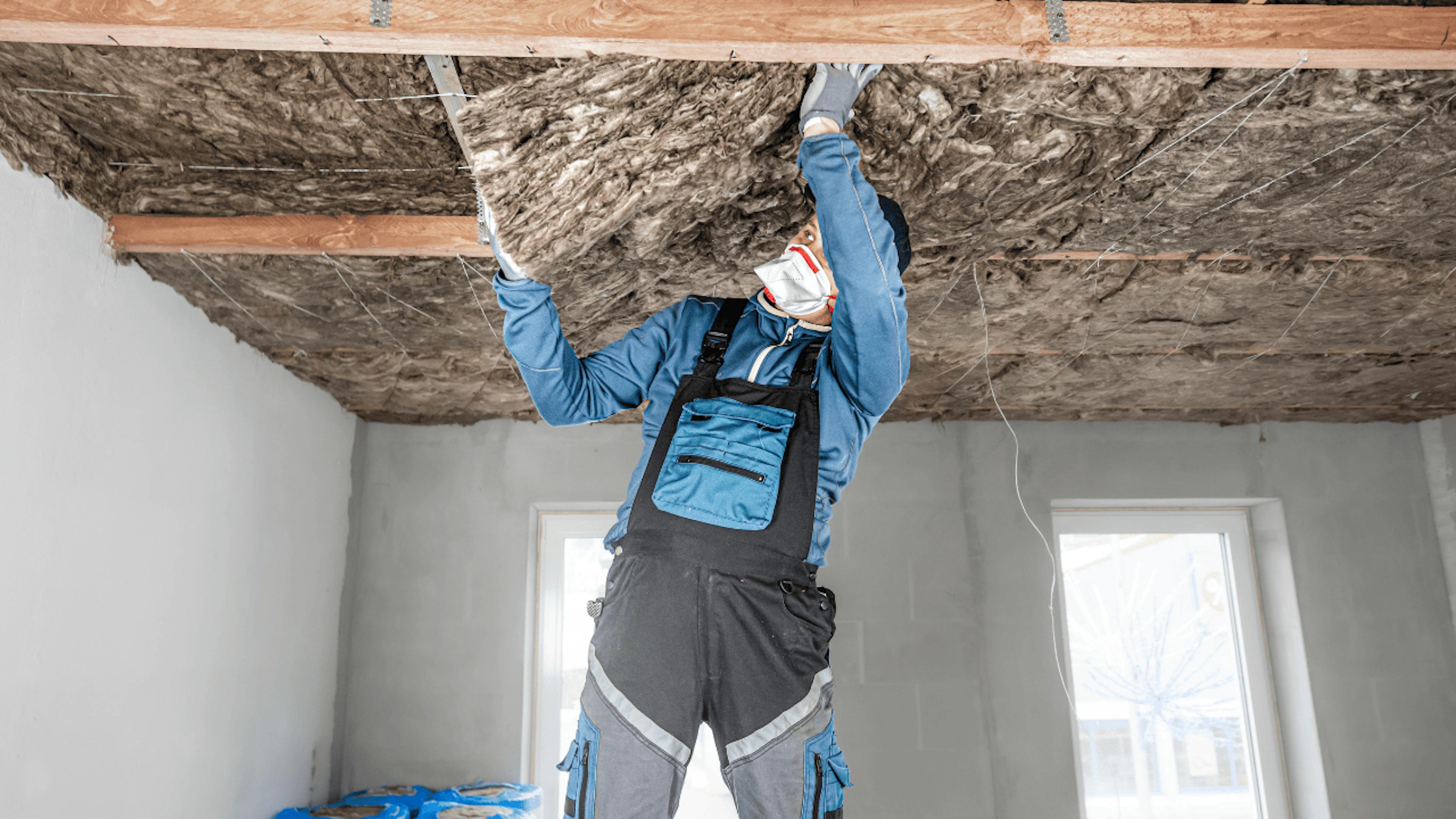 homme qui isole avec de la laine