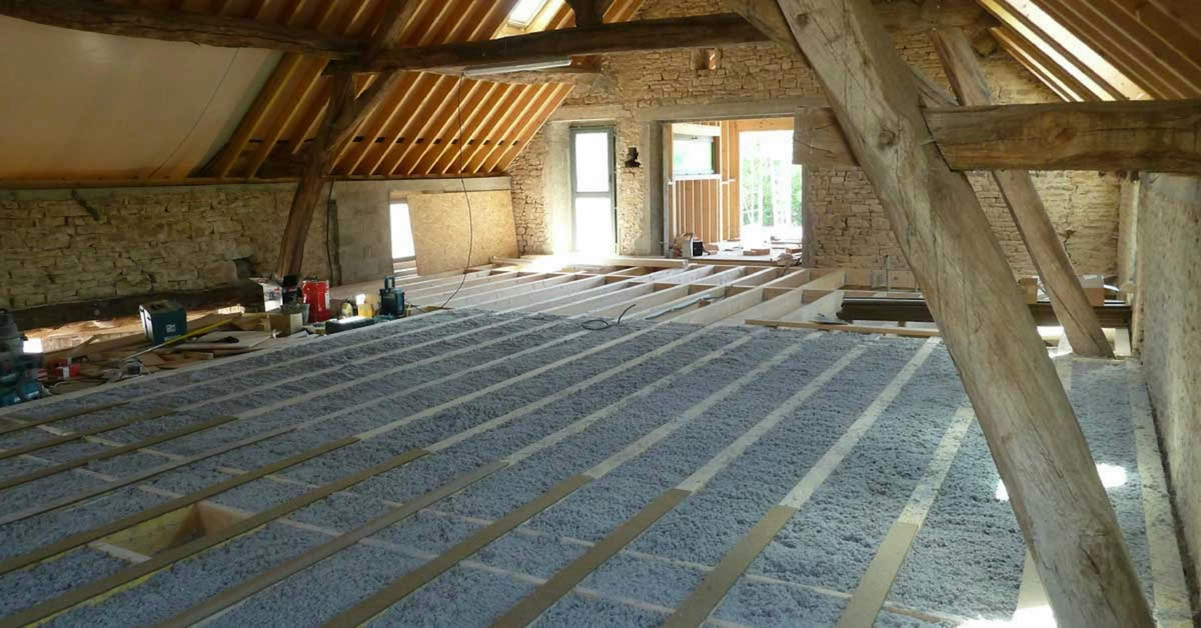 plancher isolé avec de la ouate de cellulose