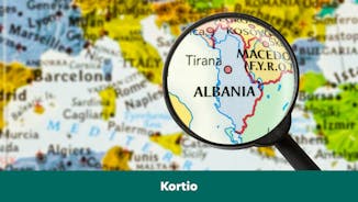 Nordmenn velger billigere reisedestinasjoner 2024 - Interessen for Albania øker mest
