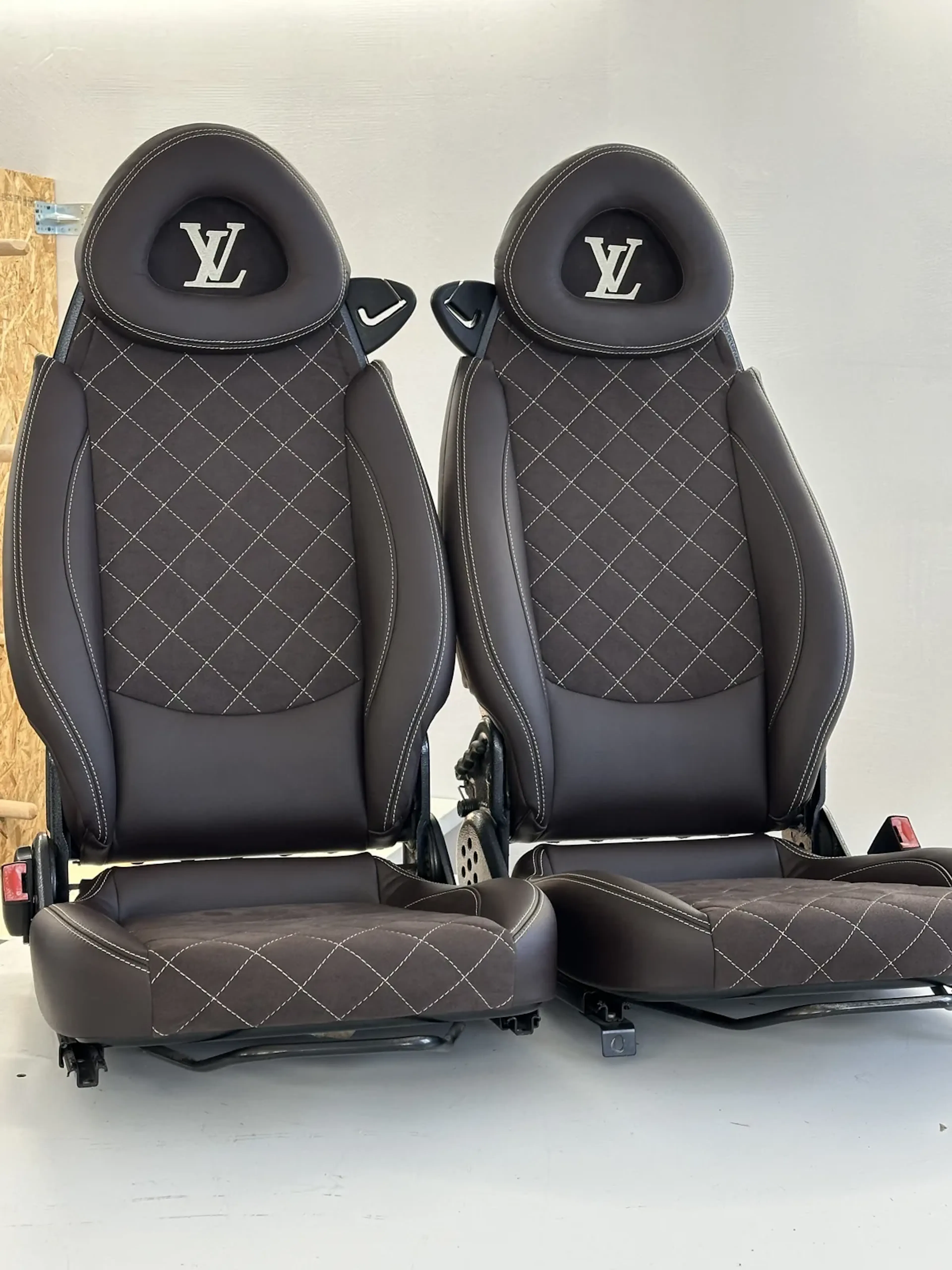 Prešívané kožené sedadlá s monogramovou výšivkou