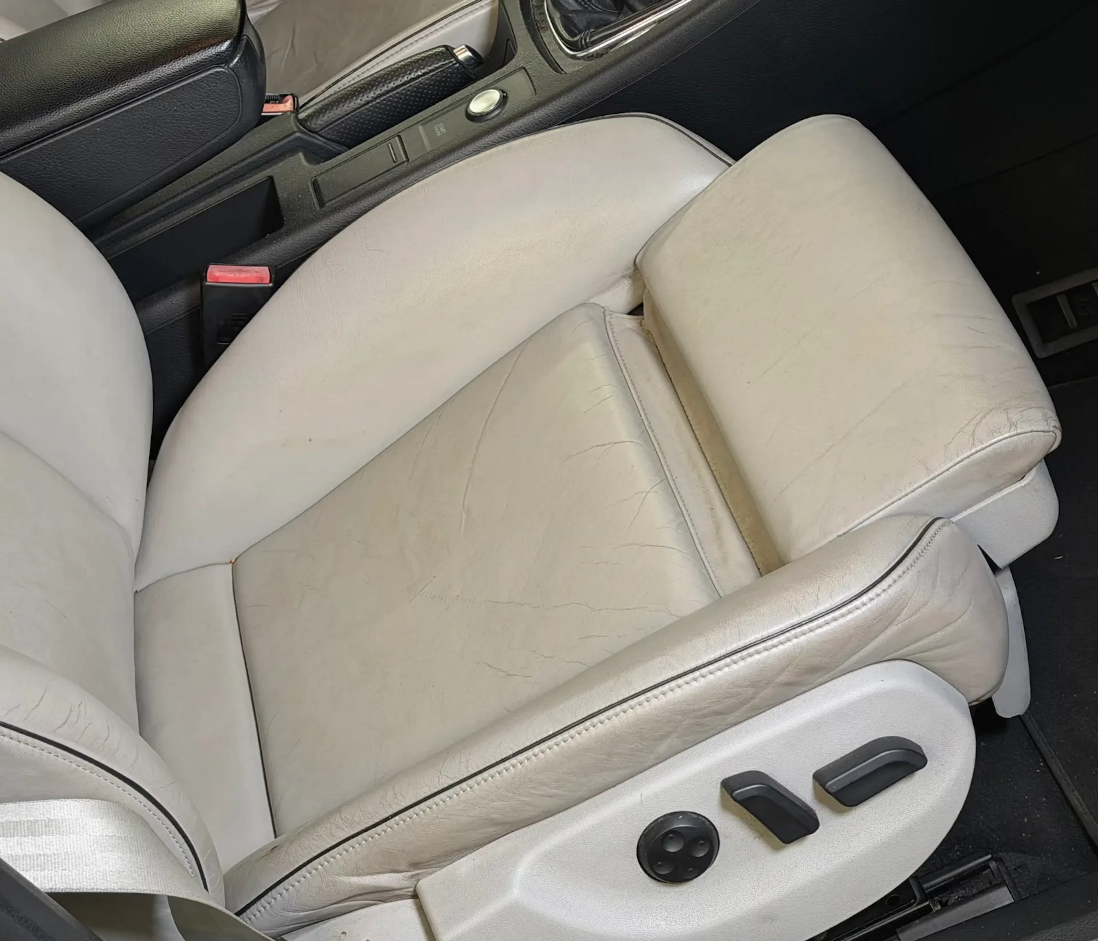 Sedadlo a konzola Audi RS4 pred renováciou