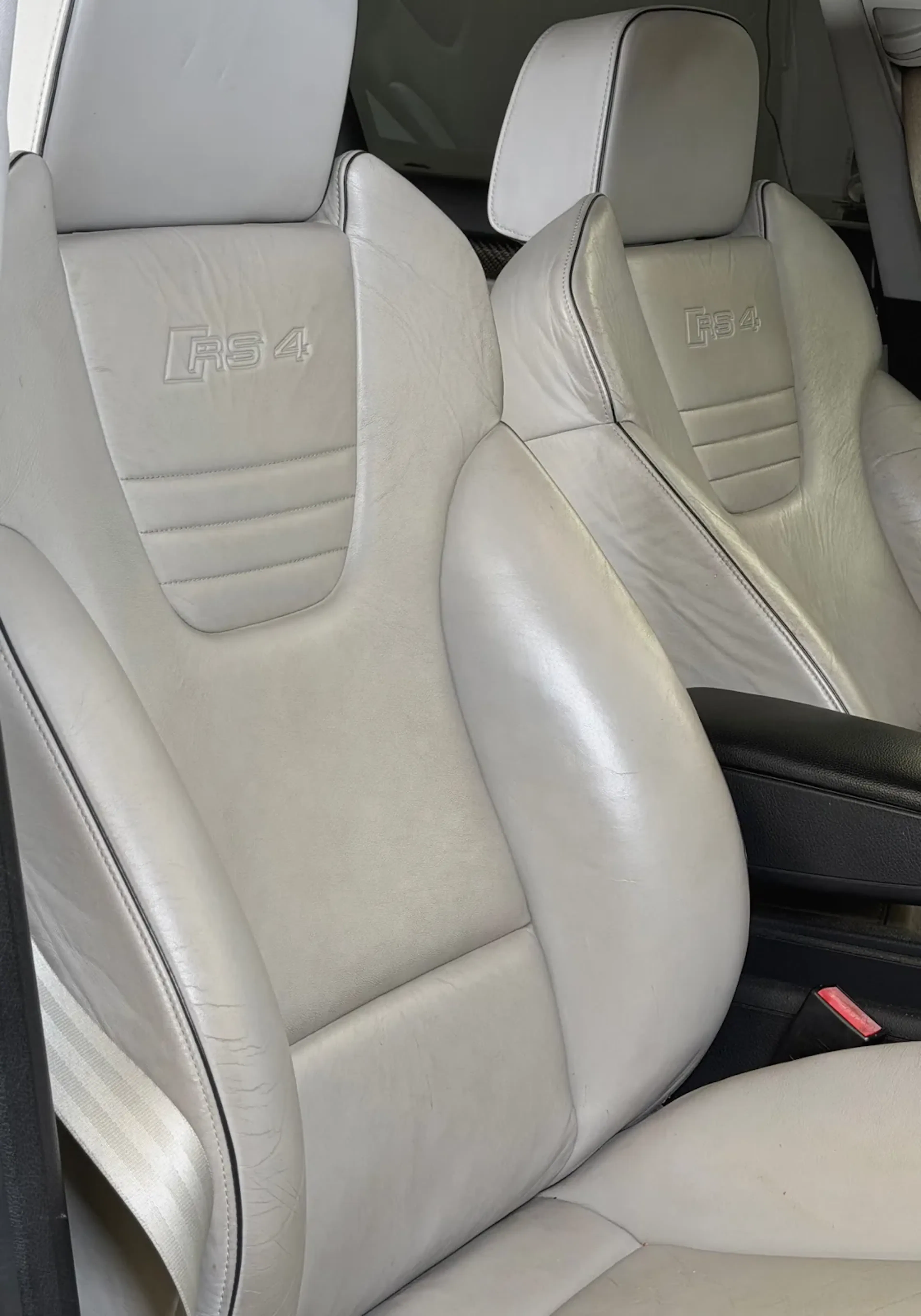 Predné sedadlá Audi RS4 pred renováciou