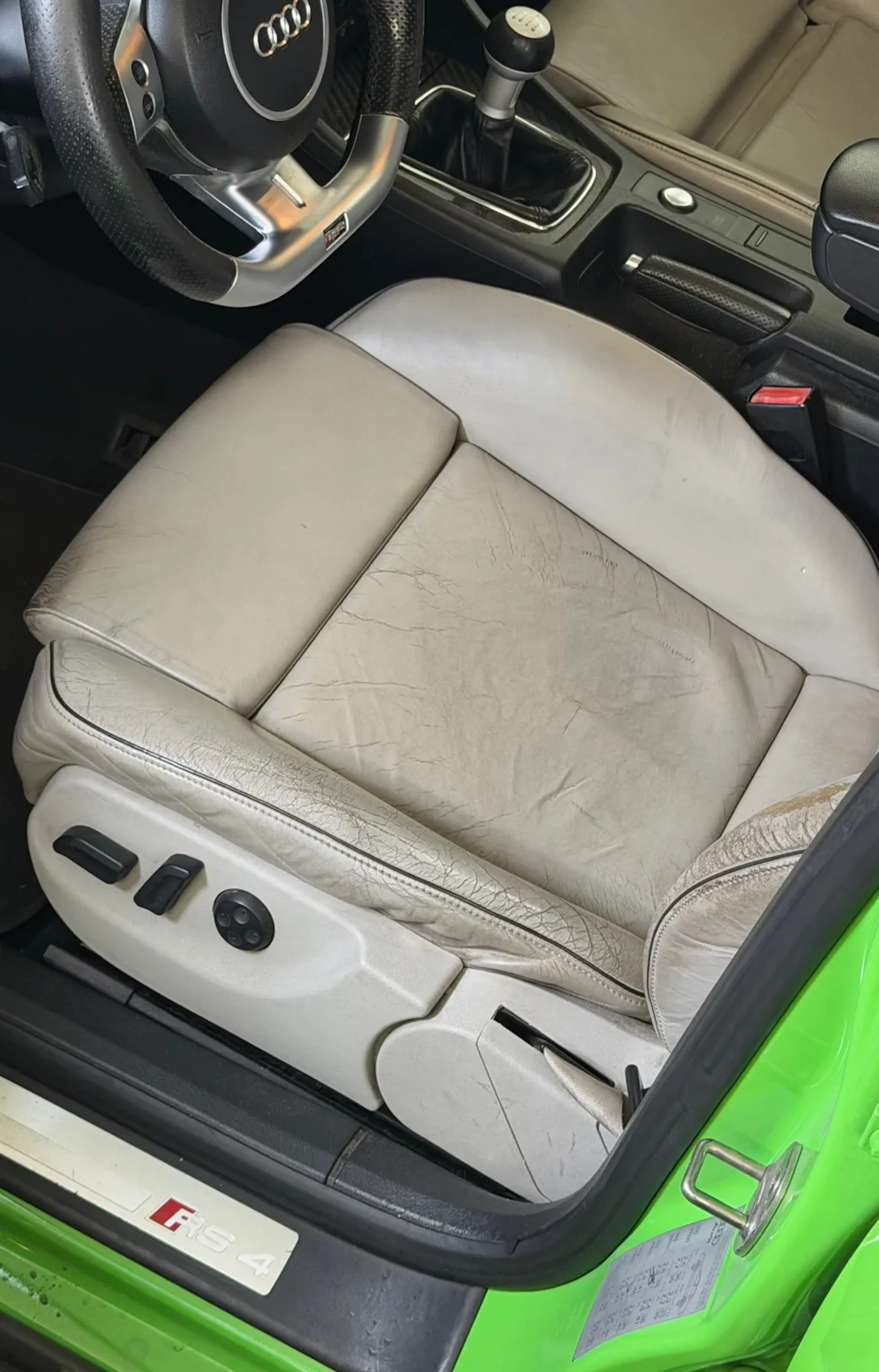 Interiér Audi RS4 pred renováciou
