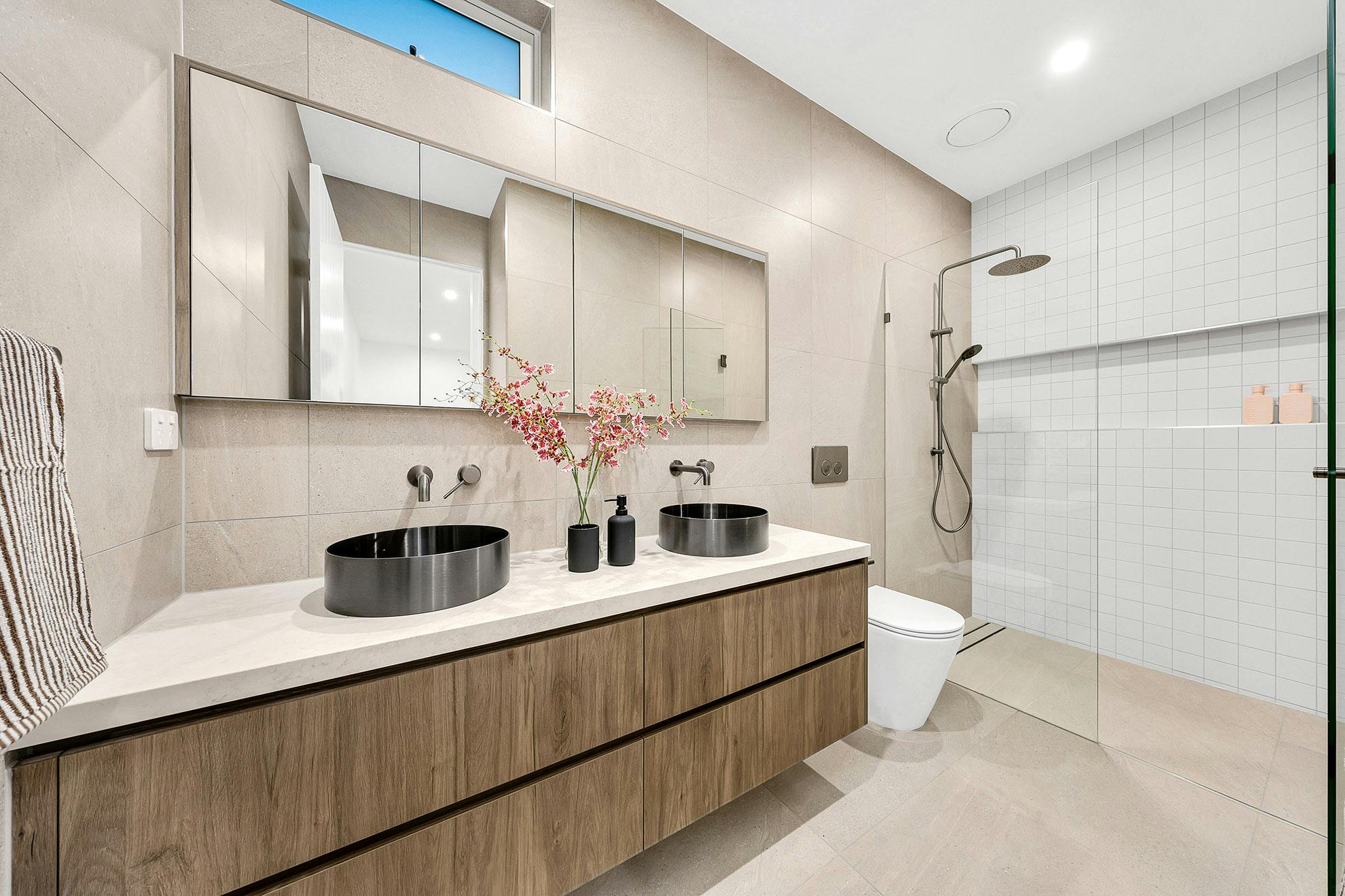 Minimal styled ensuite bathroom