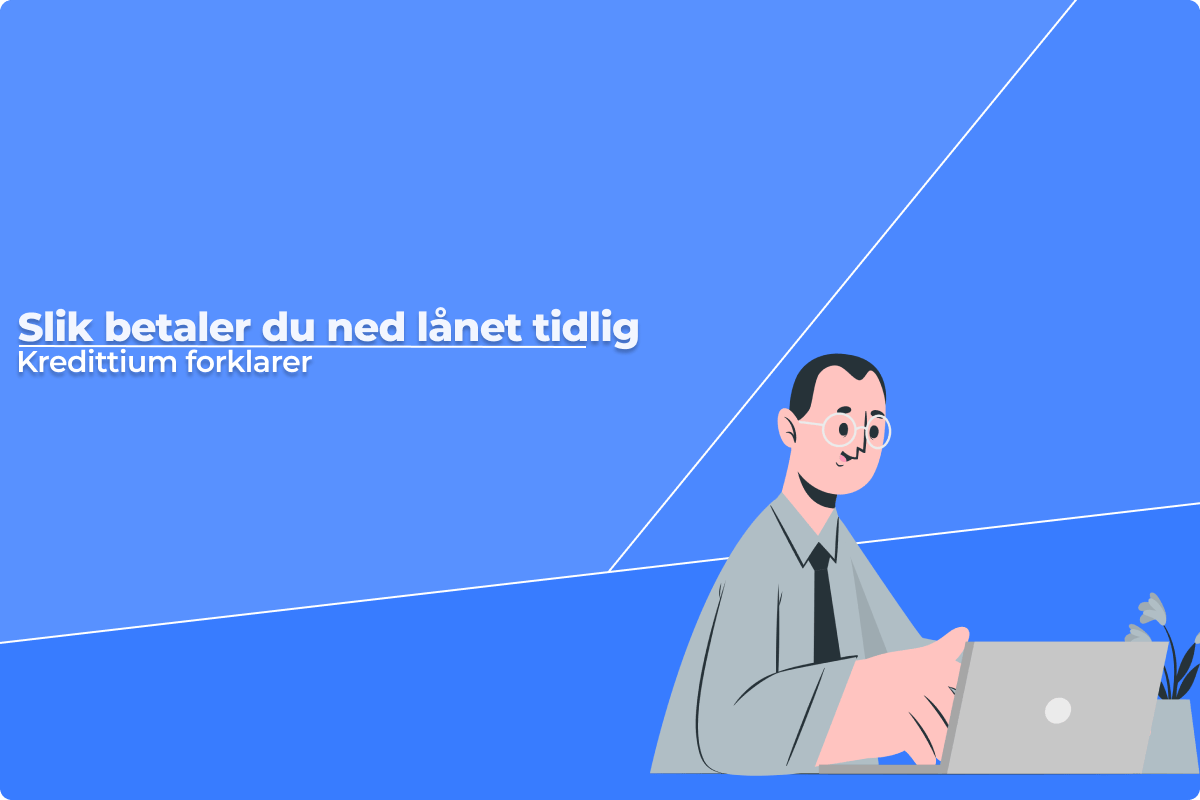 En mann med briller som sitter ved et bord med en laptop og en blomsterpotte.