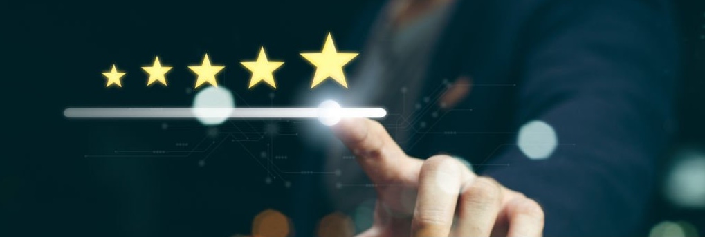 En man som ger 5-stjärnor betyg