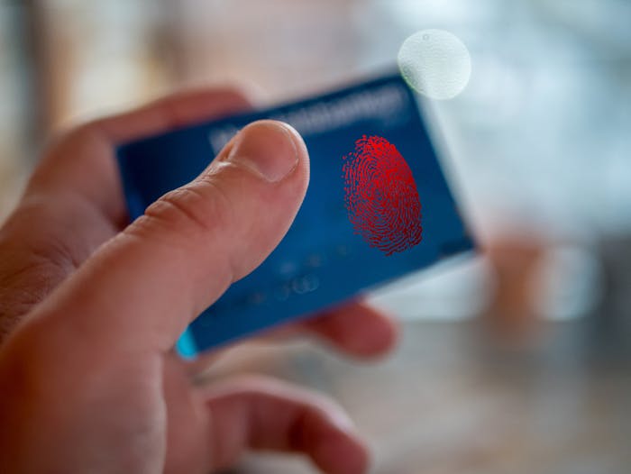 Kreditkort med fingeravtrycksläsare