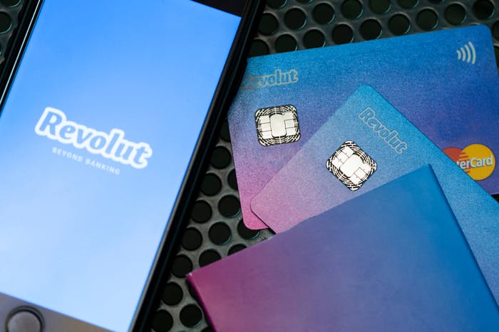 Flera revolutkort samt deras app på en telefon.