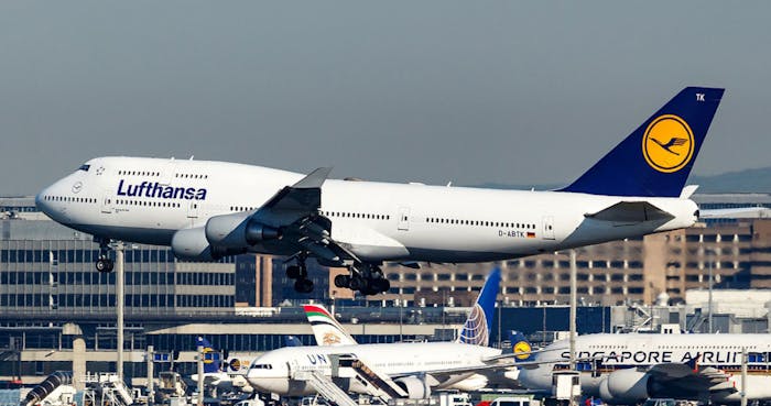 Flygplan från Lufthansa lyfter från flygplats