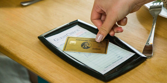 American Express Gold på en bricka