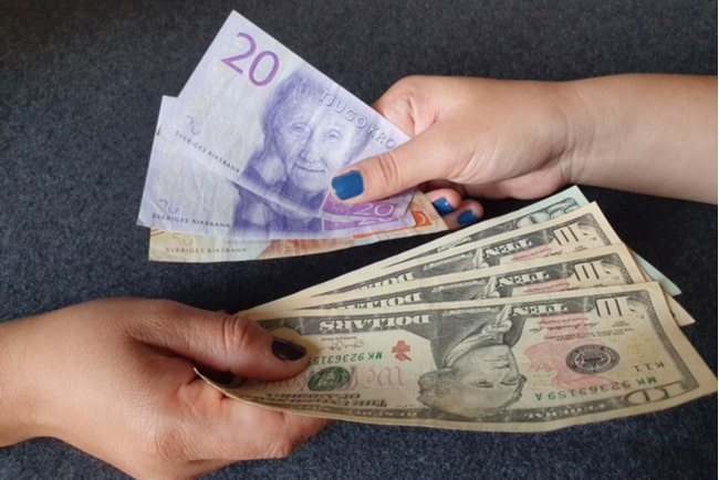 Just nu går det 8:22 svenska kronor på en amerikansk dollar. Foto: FJZEA/Shutterstock.com