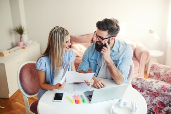 För att privatekonomin ska bli jämställd är det viktigt att man pratar om inkomster, utgifter och sparande i relationen. Foto: Jelena Zelen/Shutterstock.com