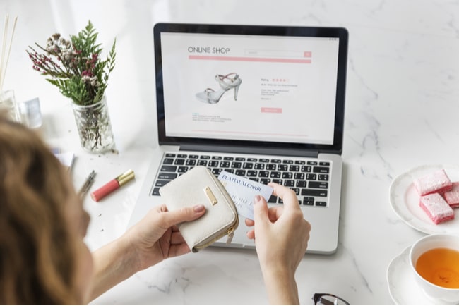 Nordeas expert tror att vårt köpbeteende med ökad e-handel kommer att hålla i sig även efter pandemin. Konsumenter har upptäckt bekvämligheten med att handla online. Foto: Rawpixel.com/Shutterstock.com