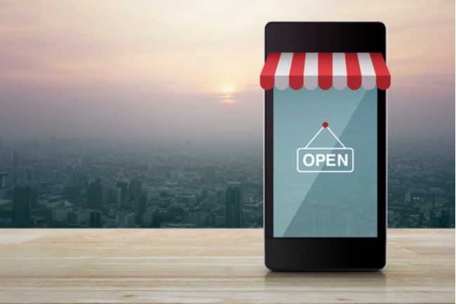 E-handeln fortsätter att växa trots det optimistiska pandemi-läget. Det visar Postnords e-handelsbarometer. Foto: grapestock/Shutterstock.com