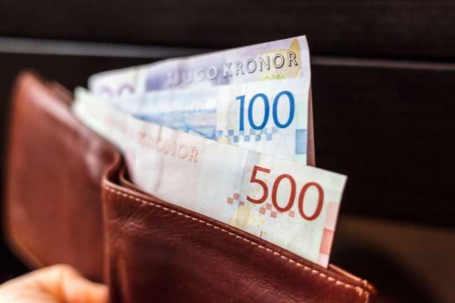 Kontantuttagen minskar i hela landet. Men det är stor skillnad mellan olika län. I Skåne var kontantuttagen störst med 582 kronor per person per månad. Foto: Wsundman/Shutterstock.com