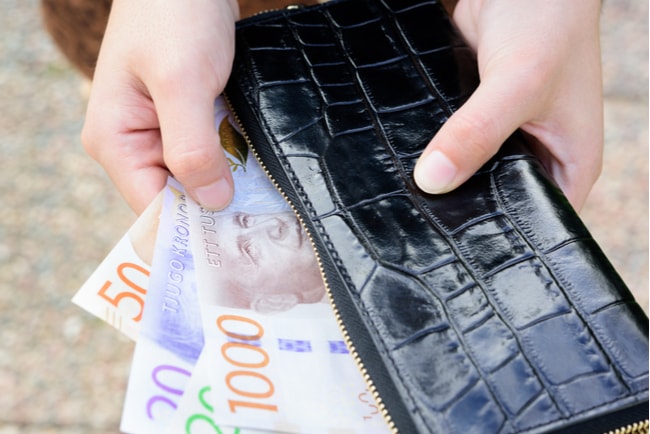 Svenskar vill kunna betala både med kort och kontanter