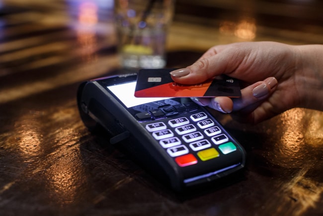 Kontaktlösa betalningar har blivit vanligare under coronapandemin. Foto: solepsizm/Shutterstock.com