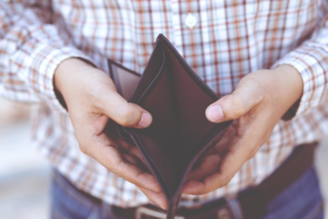 Under de senaste 10 åren har kontantanvändandet minskat med cirka 10 procent per år. Men i april till maj minskade användandet av kontanter med 25 procent, vilket är en fördubbling. Foto: fongbeerredhot/Shutterstock.com