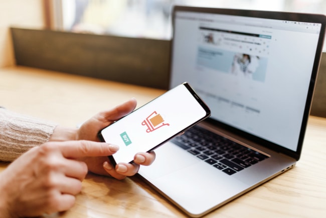 Från och med den 1 juli ändras betaltjänstlagen i hopp om att minska skuldsättningen. Kredit får inte längre vara ett förvalt betalningsalternativ. Foto: VAKS-Stock Agency/Shutterstock.com