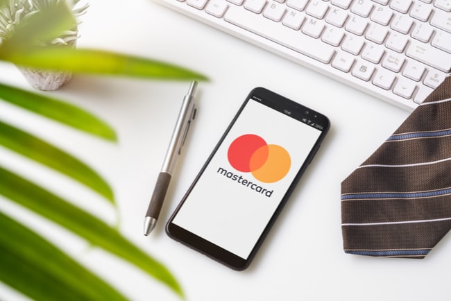 Mastercard lanserar Betalningshjälpen.se som ska öka tryggheten hos äldre personer när det gäller betalningar på nätet. Foto: ezphoto/Shutterstock.com