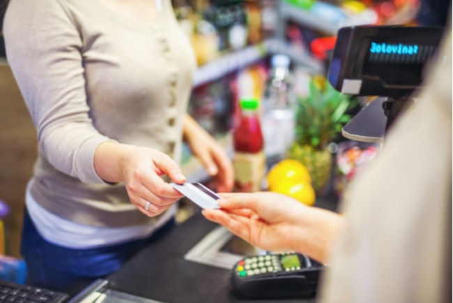 Kortköpen har minskat rejält. Nedgången är ytterst ovanligt snabb och kraftfull. Tillsammans med ökade konkurser och varsel kan andra kvartalet bli det värsta någonsin. Foto: Aleksandar Karanov/Shutterstock.com