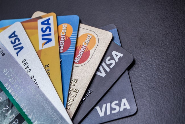Visa är den största betaltjänsten i världen, följt av Mastercard. Foto: Theethawat Bootmata/Shutterstock.com