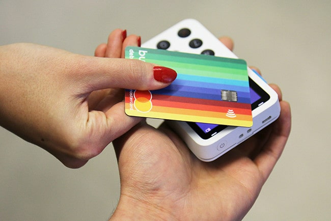 Med resekortet Bunq slipper du extra avgifter när du handlar med kortet i annan valuta eller när du tar ut pengar utomlands. Foto: Press/Bunq