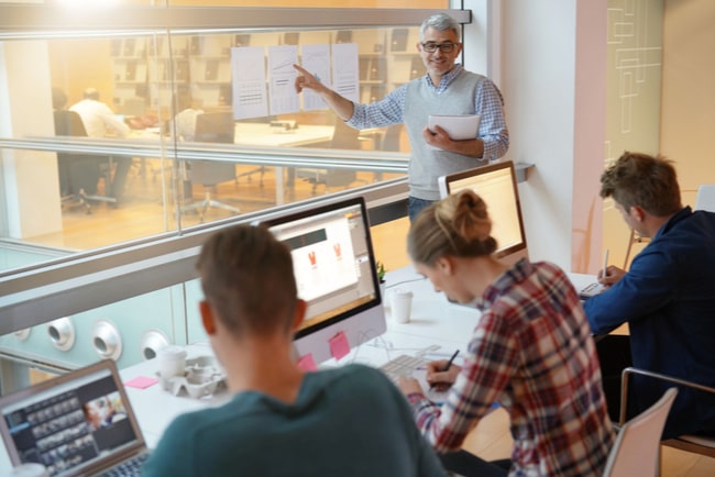 Var fjärde person i åldern 18 till 24 år har inte tillräckligt bra koll på privatekonomi och vill lära sig mer om privatekonomi, pensionsspar och boendeekonomi. Foto: goodluz/Shutterstock.com