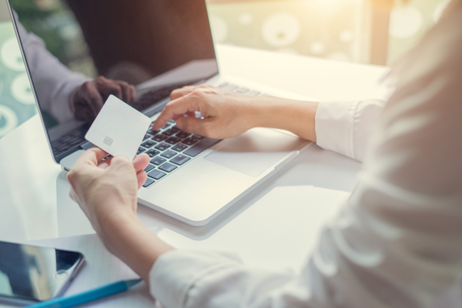 Svenskar betalar helst med kreditkort på internet