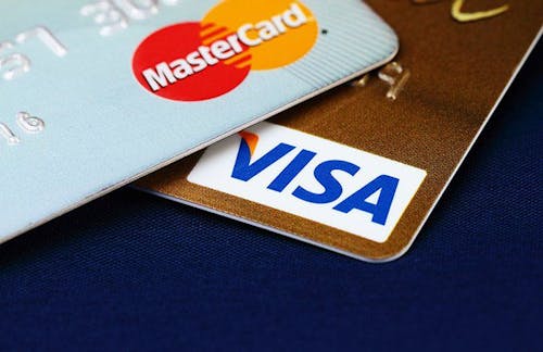 Visa og Mastercard øker gebyrene – vil koste butikkene milliarder