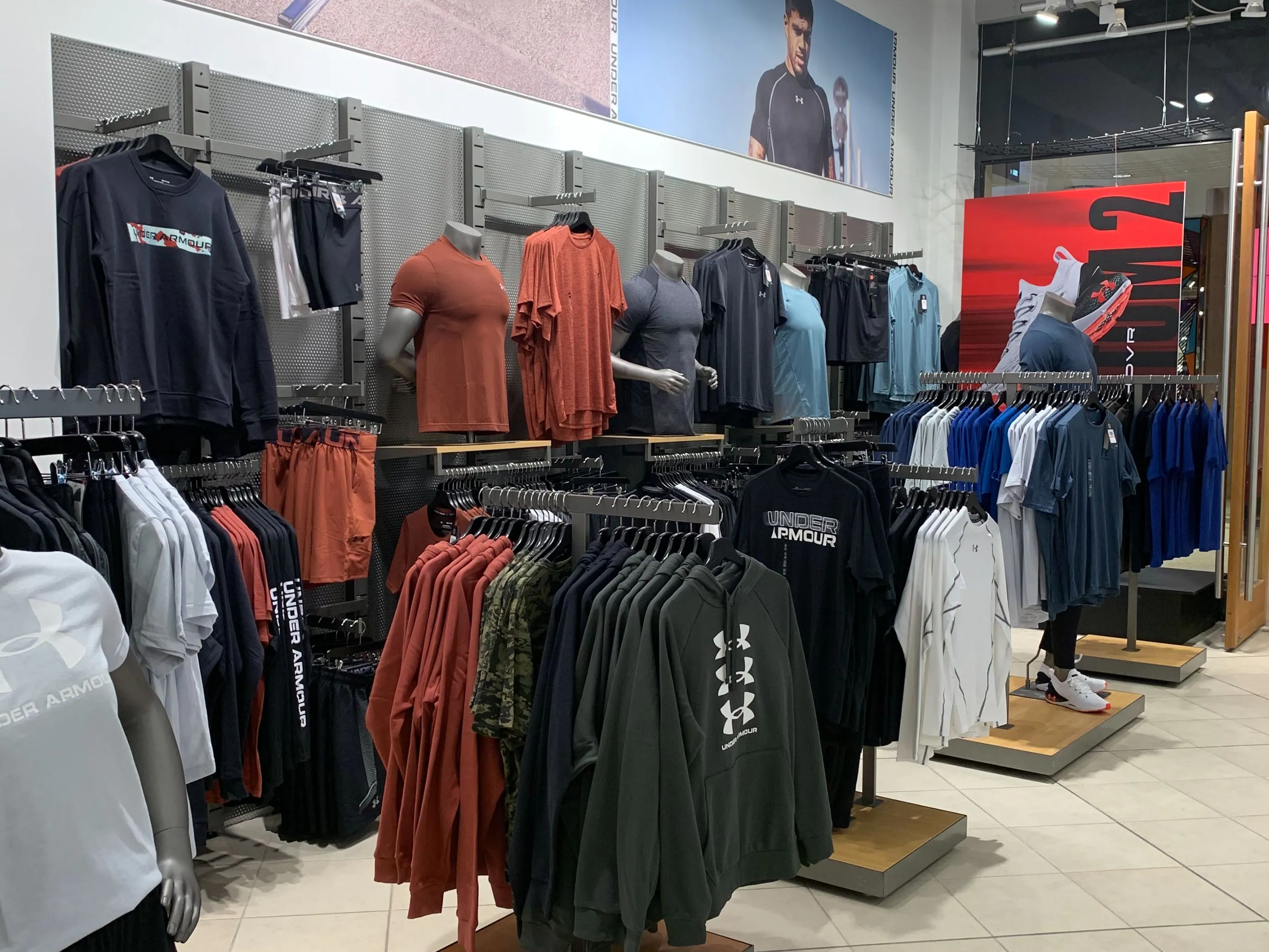Altis / Under Armour flytja á 1.hæð - opnunartilboð!