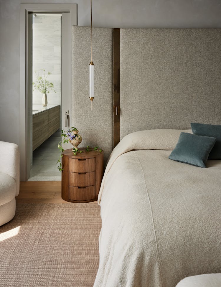 Kristen-Peña-Interiors-San-Francisco-Pied-A-Terre-Bedroom-Nightstand