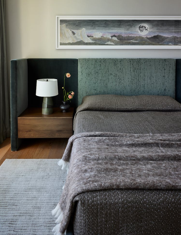 Kristen-Peña-Interiors-San-Francisco-Pied-A-Terre-Bedroom-Lamp