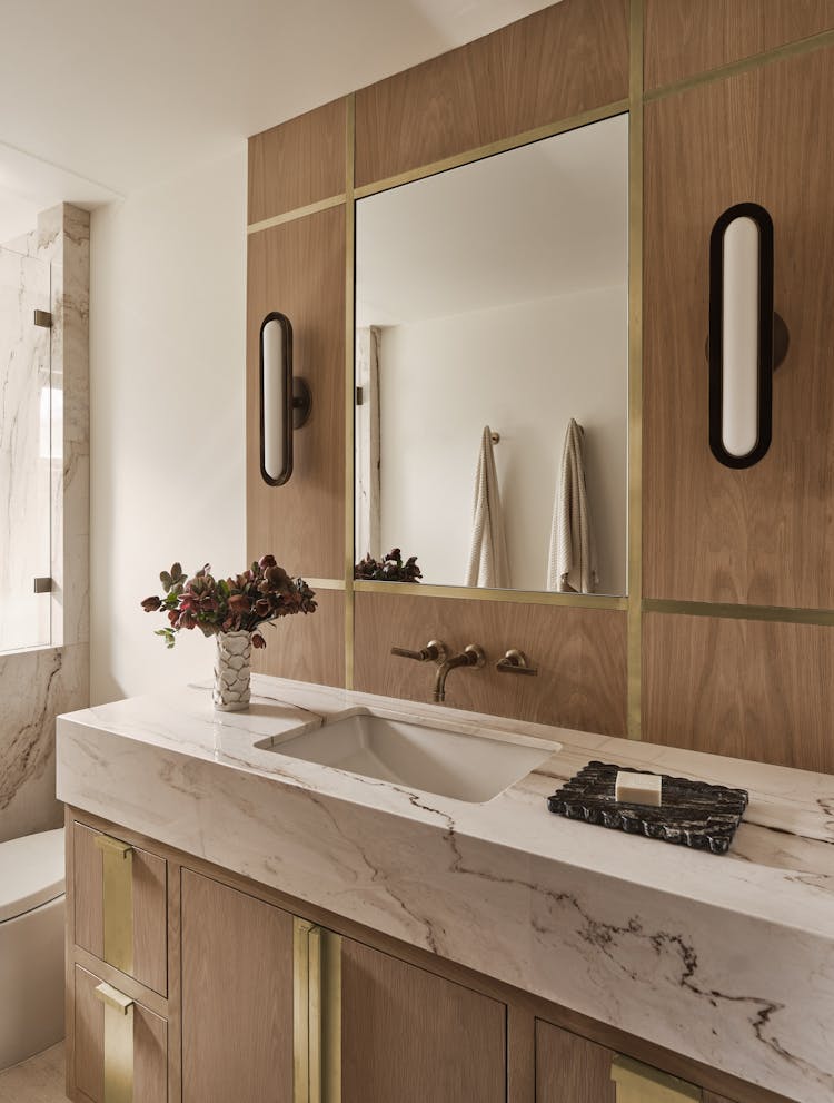 Kristen-Peña-Interiors-Miramar-Terrace-Home-Grand-Bathroom-Sink
