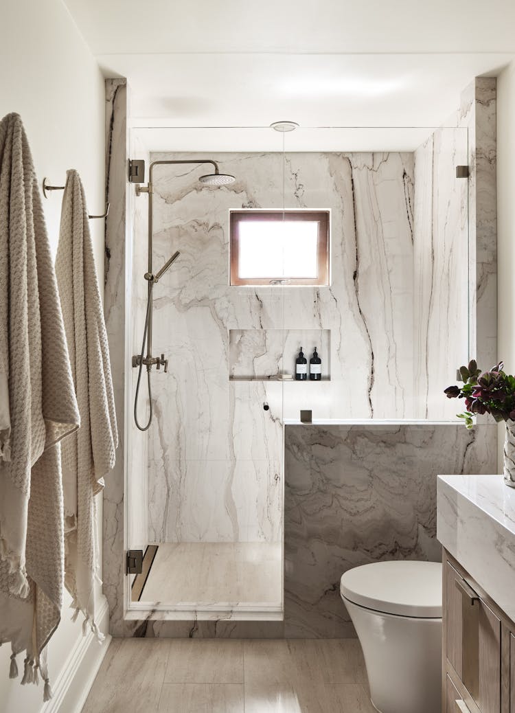 Kristen-Peña-Interiors-Miramar-Terrace-Home-Grand-Bathroom-Shower