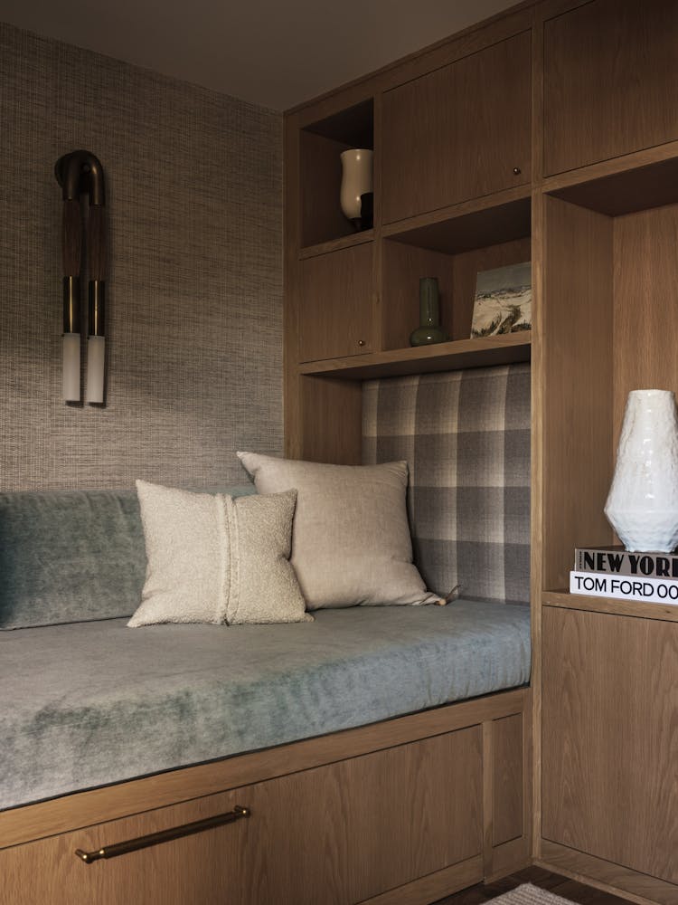Kristen-Peña-Interiors-Miramar-Terrace-Home-Lounge-Room-Pillow