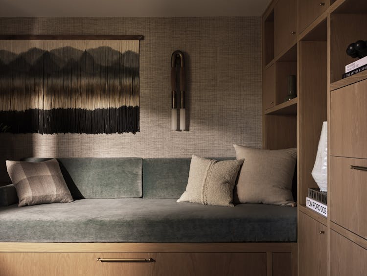 Kristen-Peña-Interiors-Miramar-Terrace-Home-Lounge-Bench