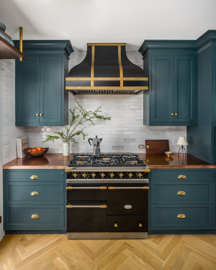 Kristen-Peña-Interiors-Pacific-Grove-Historic-Home-Kitchen-Stove