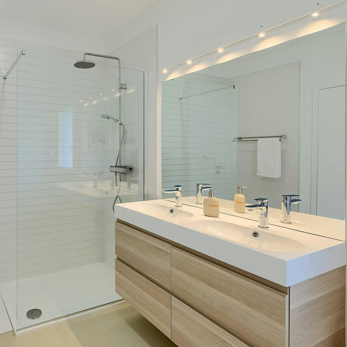 Modern, minimalist bathroom