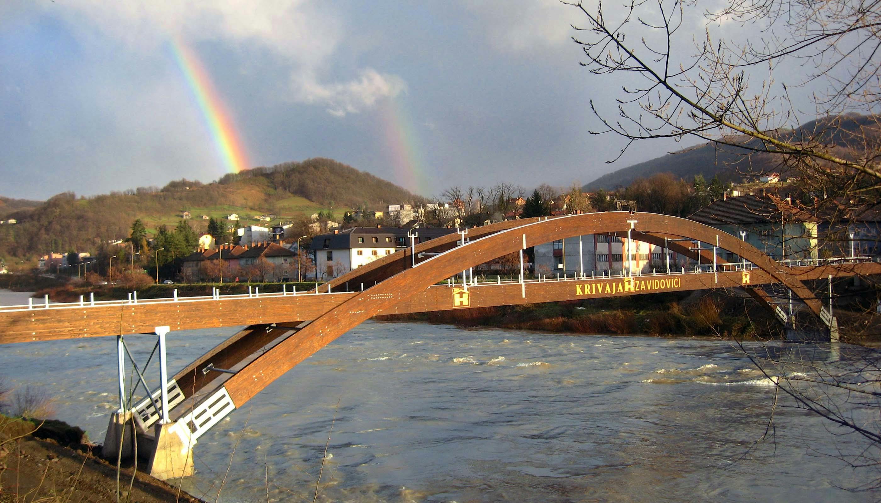 Large span bridge made out of glued laminated beams