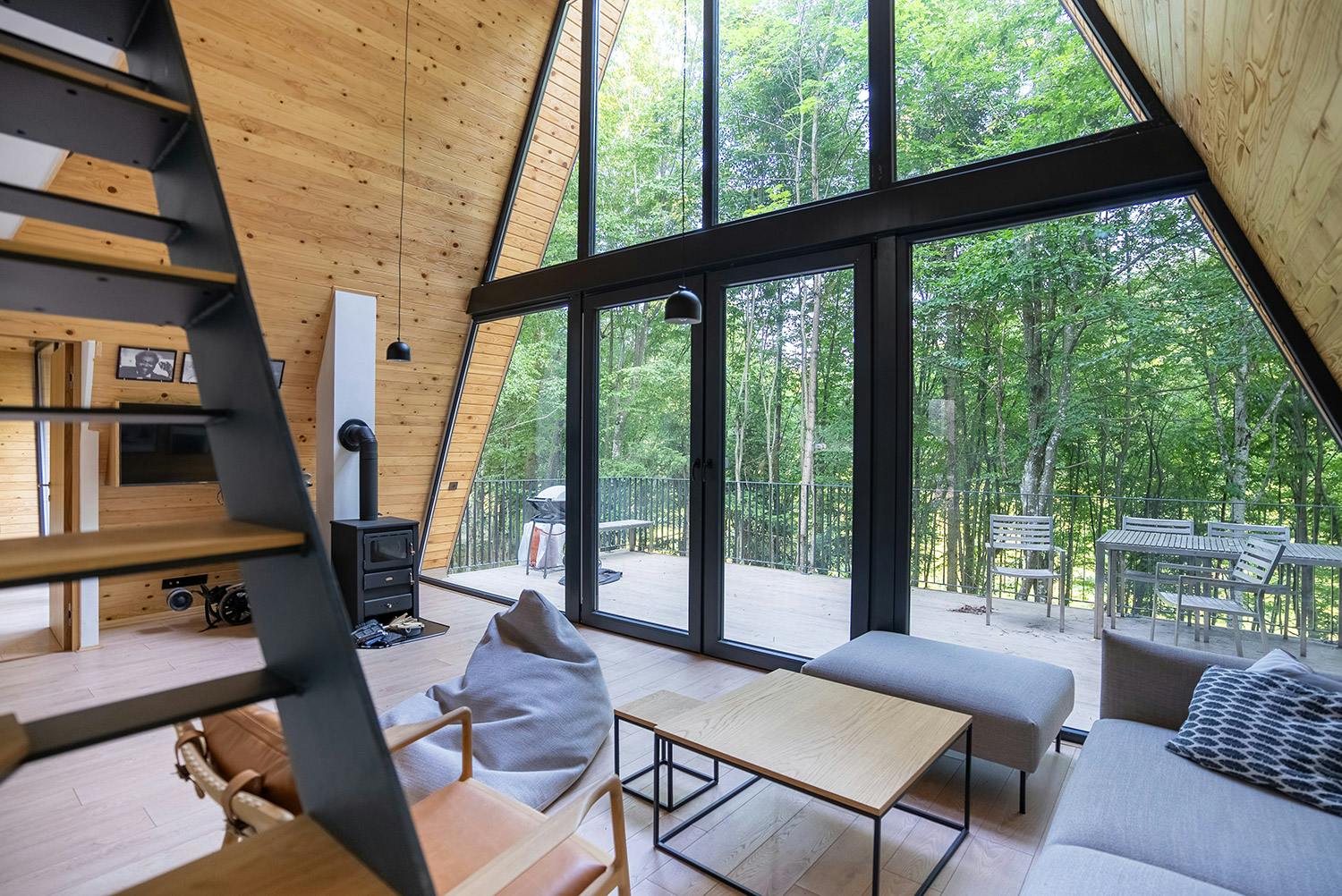 Tajan Cliff View Weekend House - Living room