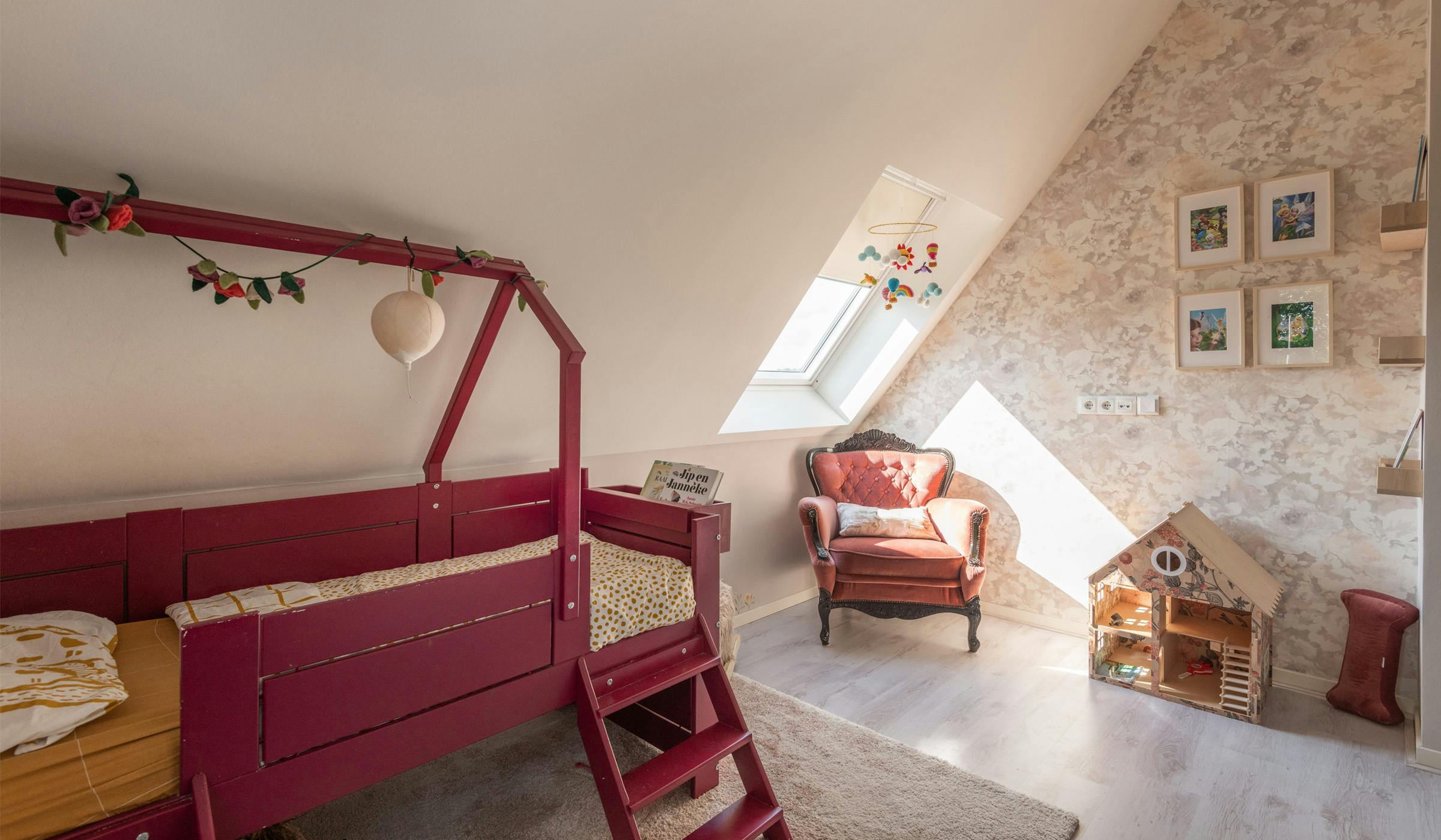 Happy and minimalistic kid's room