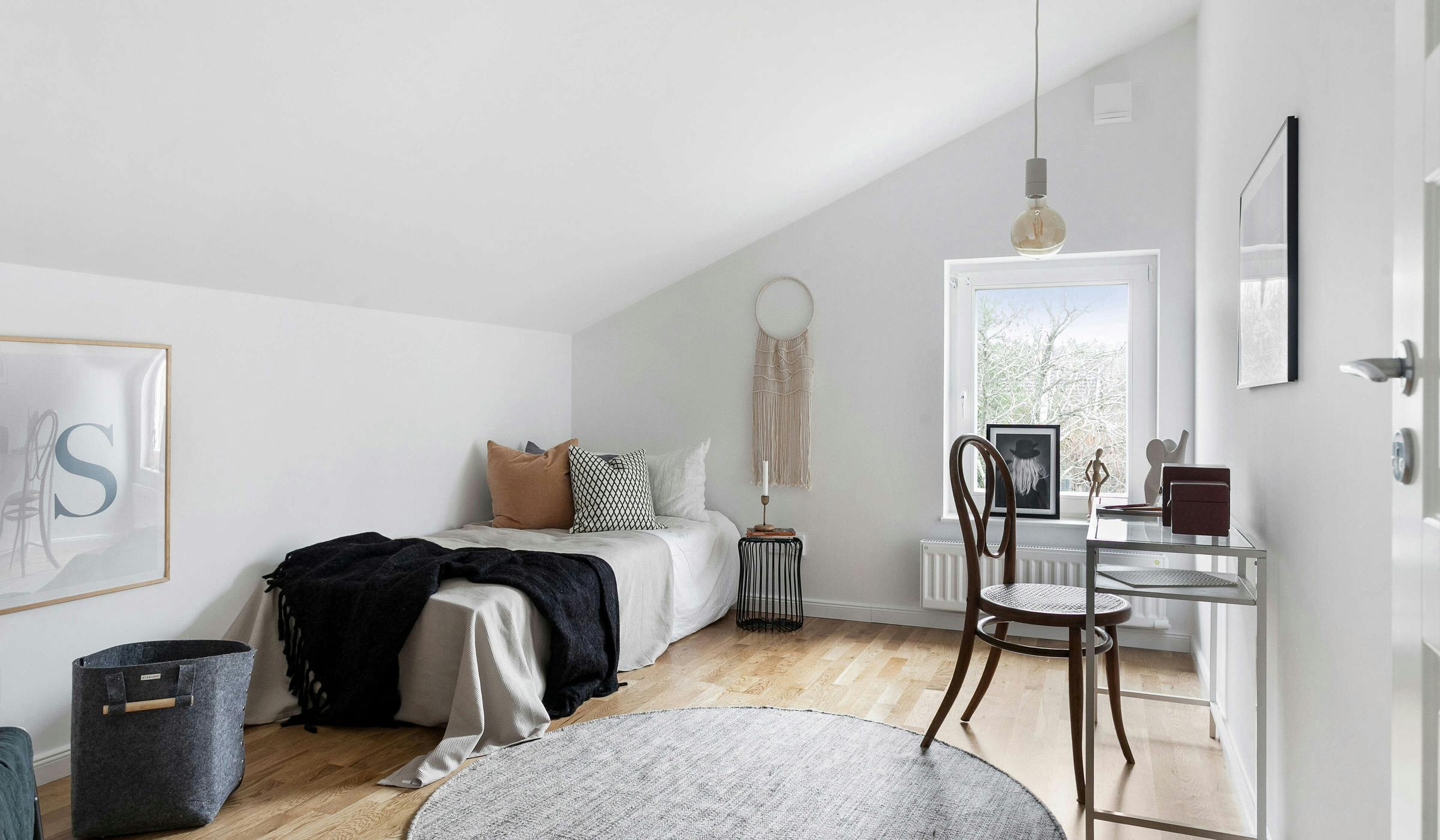 Small bedroom with a lot of daylight