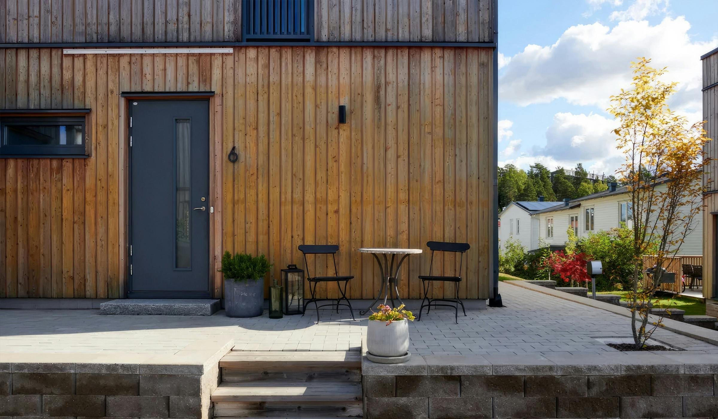 Custom-made larch facade