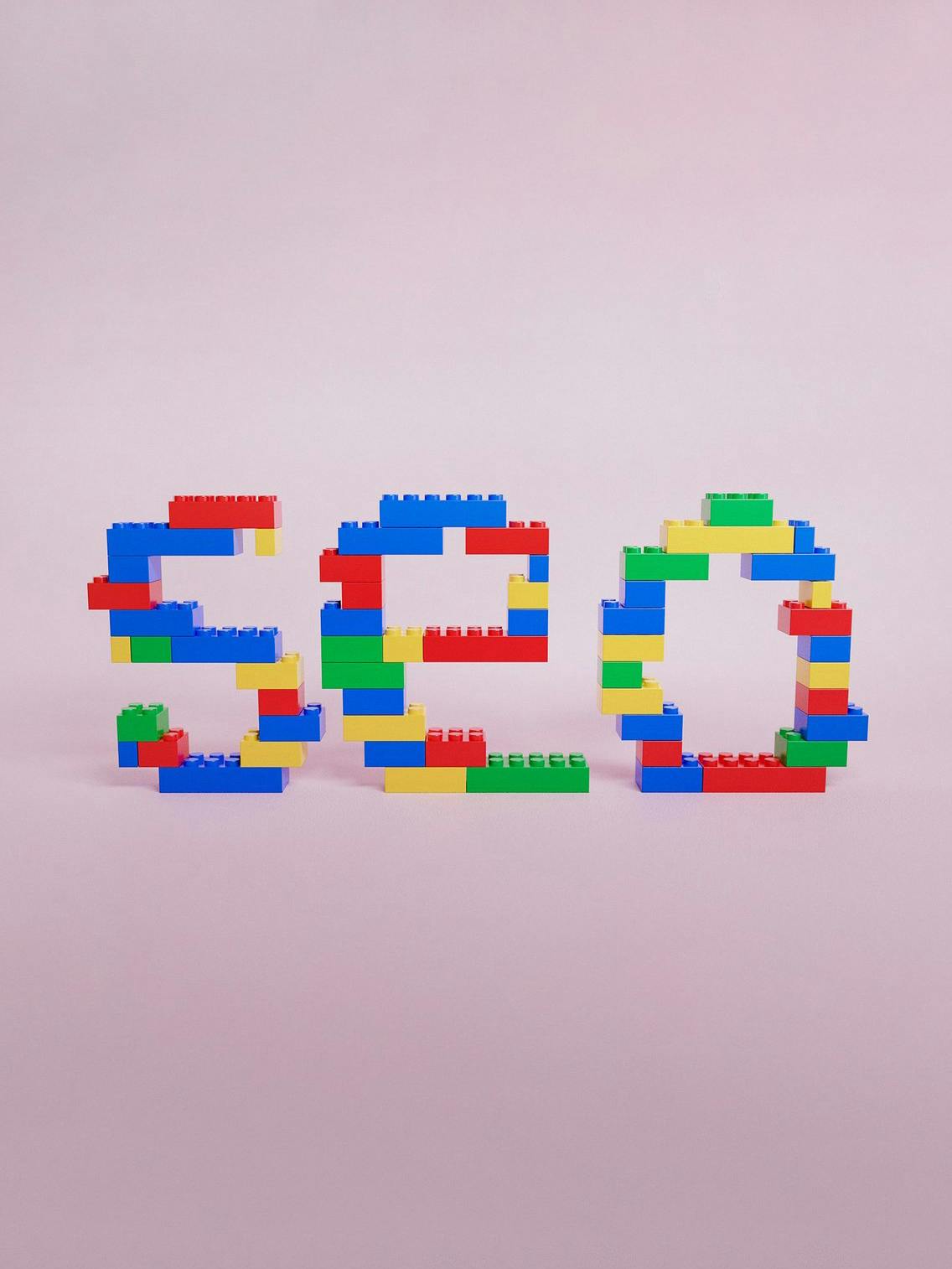 Legobitar som bygger ihop bokstäverna "SEO"