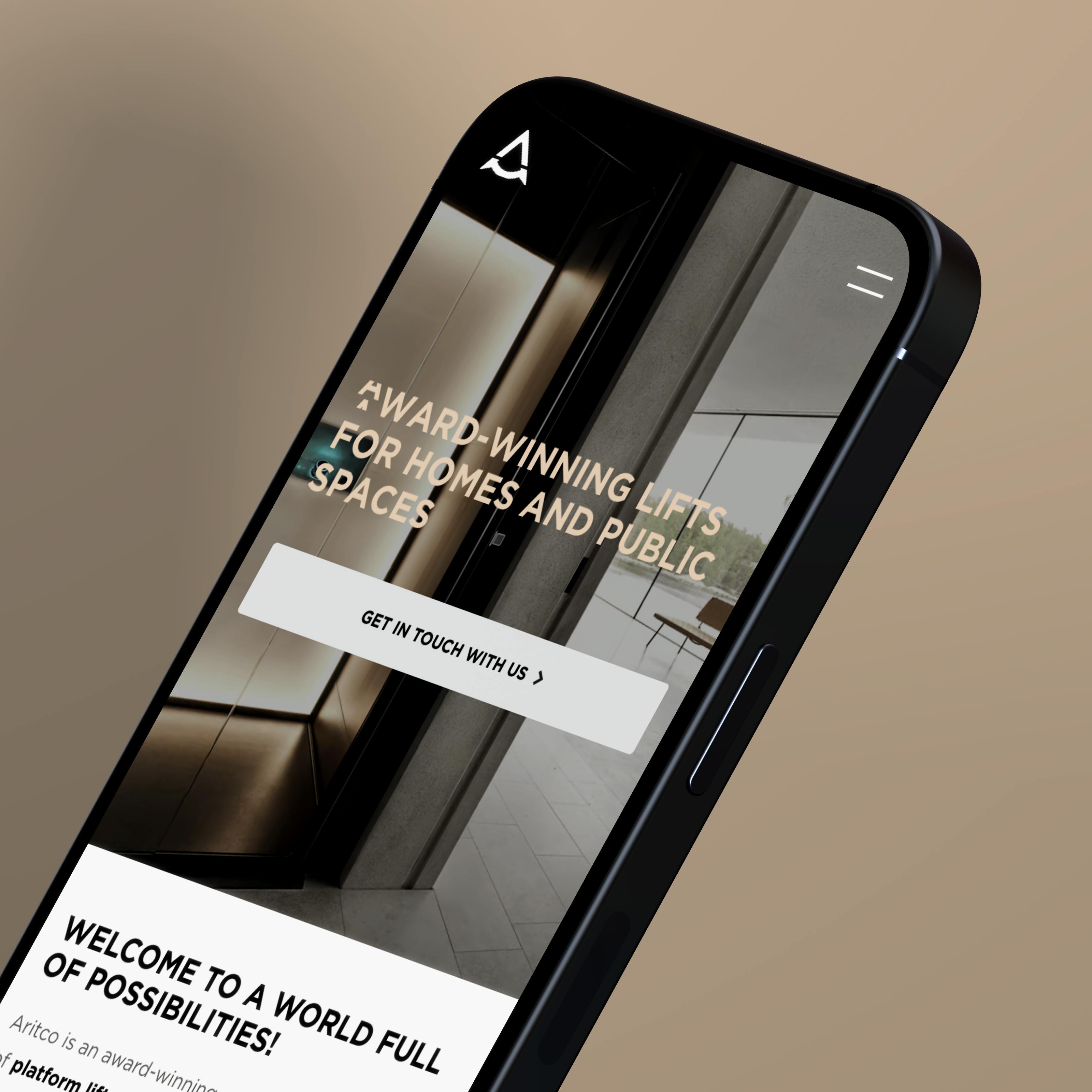 Mockup av en mobiltelefon med Aritcos webb på skärmen