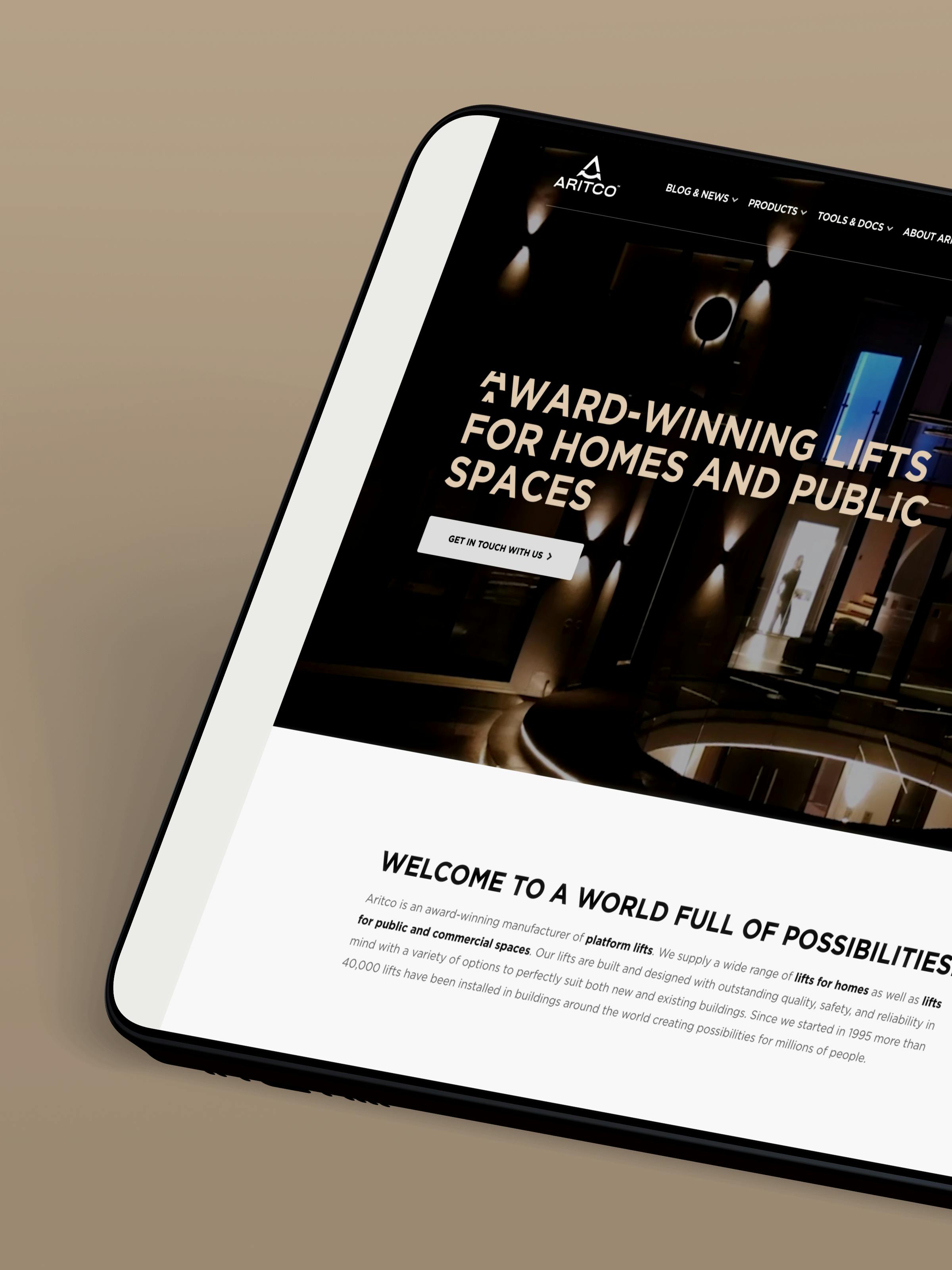 Mockup av en tablet med Aritcos webb på skärmen