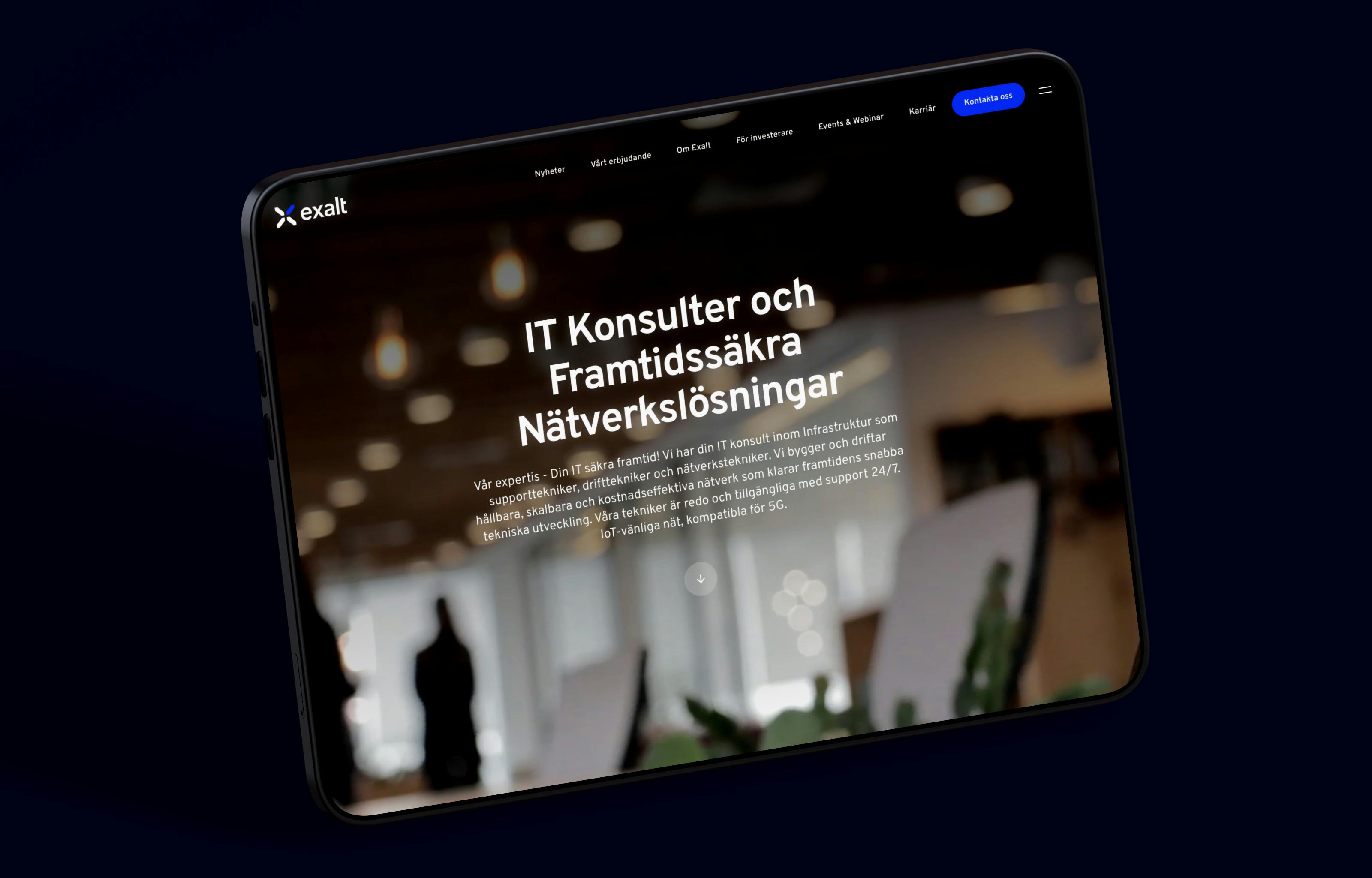 Mockup av en tablet med Exalts webb på skärmen